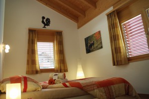 Grosses Schlafzimmer (Master Bedroom) der Ferienwohnung LuxLax, Aletsch Arena, Fiesch