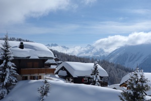 Besneeuwde chalets met bergpanorama in de Aletsch Arena, Wallis, in de winter