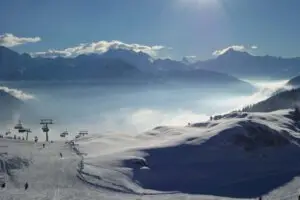 Winterlandschaft in der Aletsch Arena mit tief verschneiten Bergen, Wallis, Schweiz