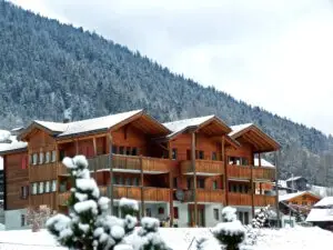 Vakantiewoning LuxLax in de winter met besneeuwde bergen in Lax, Aletsch Arena
