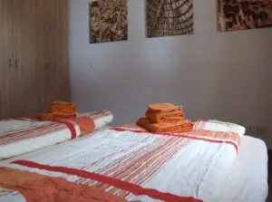 Schlafzimmer der Ferienwohnung LuxLax mit Bergblick, Aletsch Arena Wallis
